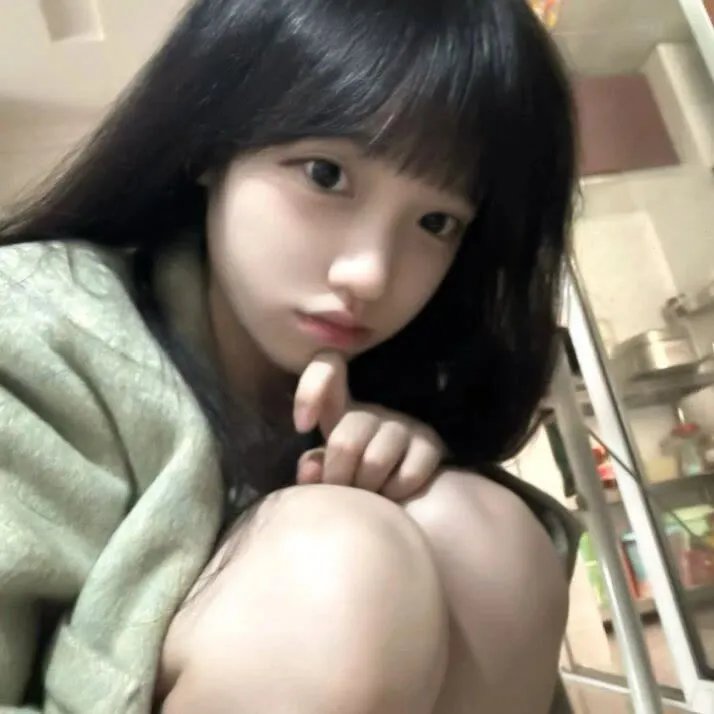 咖啡馆里的女孩